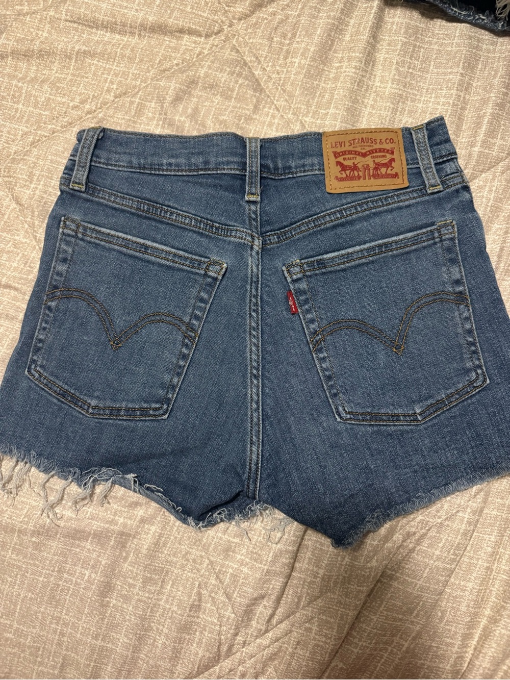 Levi’s High Rise Denim Shorts W27 - Picture 2 of 3